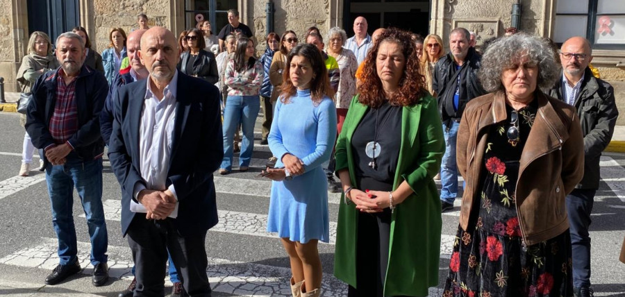 A Pobra guarda un minuto de silencio en memoria de las víctimas de la DANA en el sureste de España