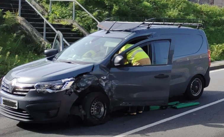 Un accidente en Cea  deja una herida grave y corta dos carriles de la PO-305