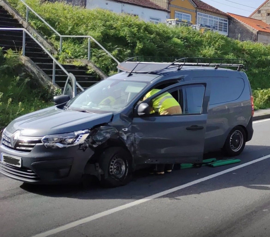 Un accidente en Cea  deja una herida grave y corta dos carriles de la PO-305