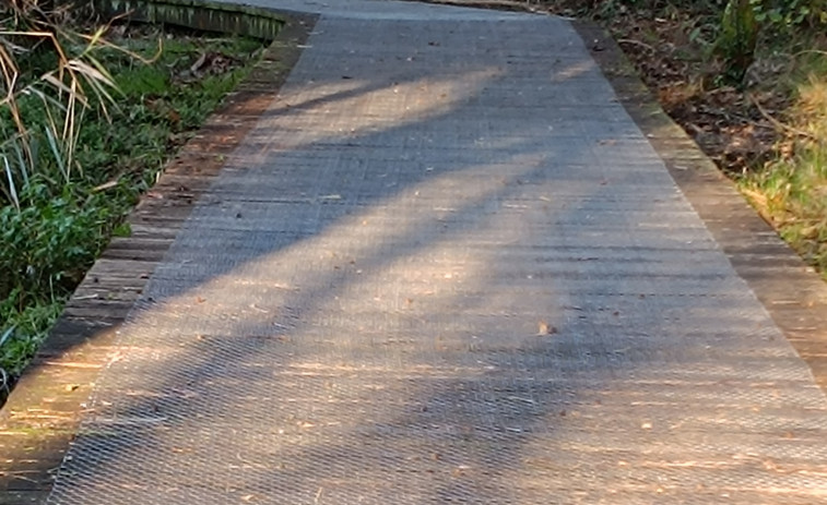 El Concello de Catoira instala una malla en el paseo de As Torres para evitar resbalones