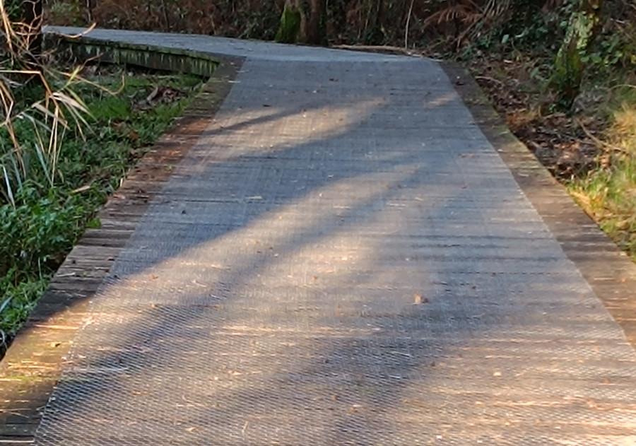 El Concello de Catoira instala una malla en el paseo de As Torres para evitar resbalones