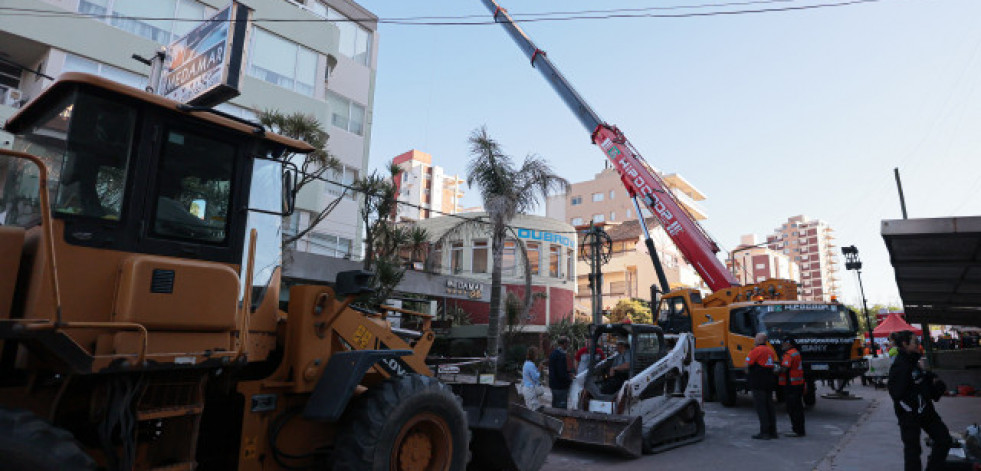 Continúan las tareas de rescate entre los escombros del edificio desplomado en Argentina