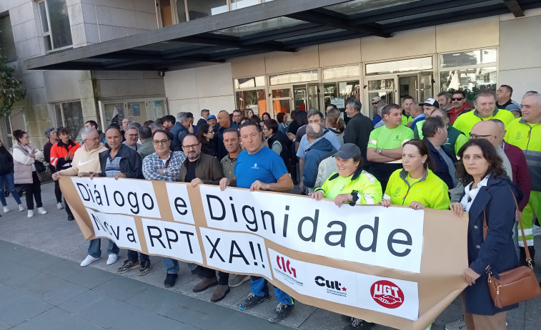 Unos 90 trabajadores municipales se concentran ante el consistorio de Boiro para reclamar una nueva RPT