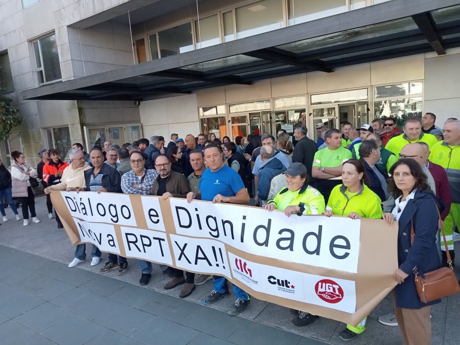 Unos 90 trabajadores municipales se concentran ante el consistorio de Boiro para reclamar una nueva RPT