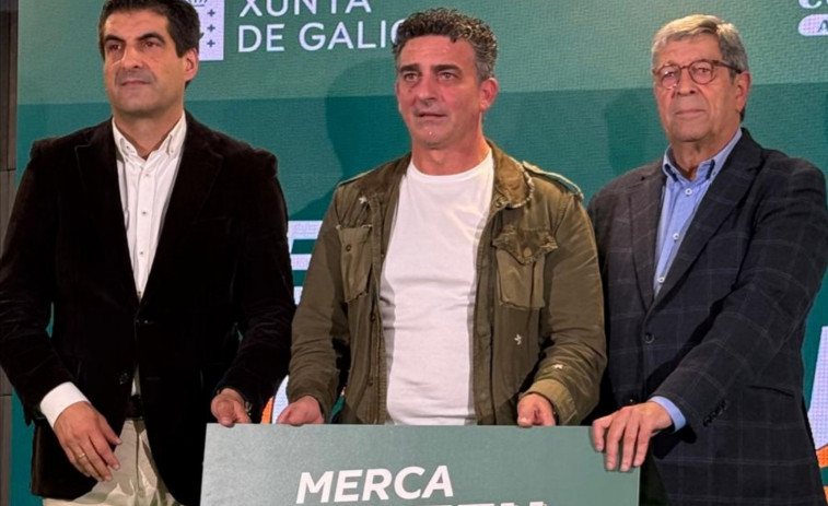 Cinco clientas de tiendas de Ribeira fueron obsequiadas con premios de 200 euros en bonos en la campaña “Merca no teu comercio”