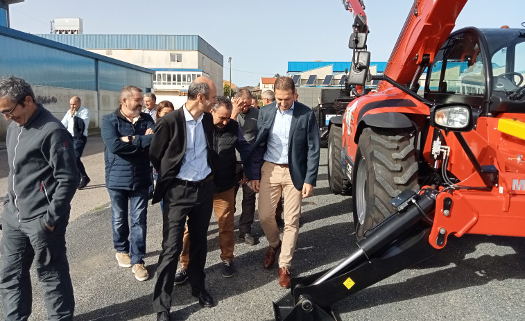 La Cofradía de Pescadores de Carreira-Aguiño incorpora a su equipamiento un tractor-grúa telescópica que costó más de 400.000 euros