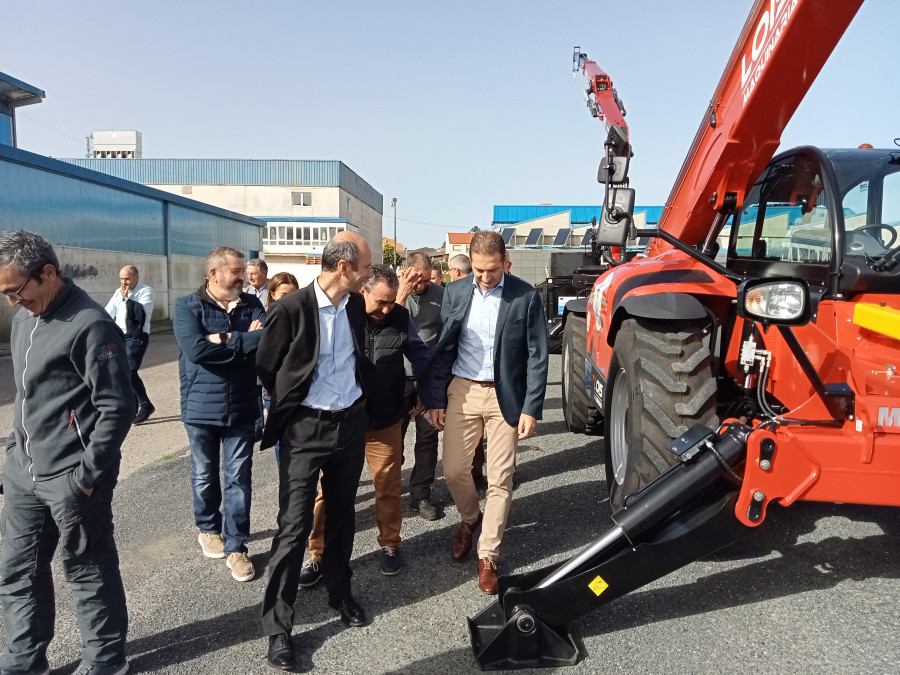 La Cofradía de Pescadores de Carreira-Aguiño incorpora a su equipamiento un tractor-grúa telescópica que costó más de 400.000 euros