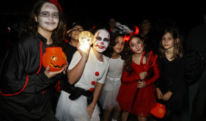 Búscate en el Desfile de Caveiras de Catoira