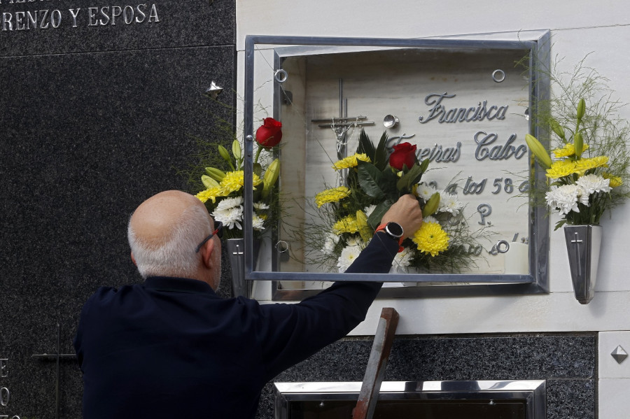 Muchas flores y visitas en familia en el día de Todos los Santos en Arousa