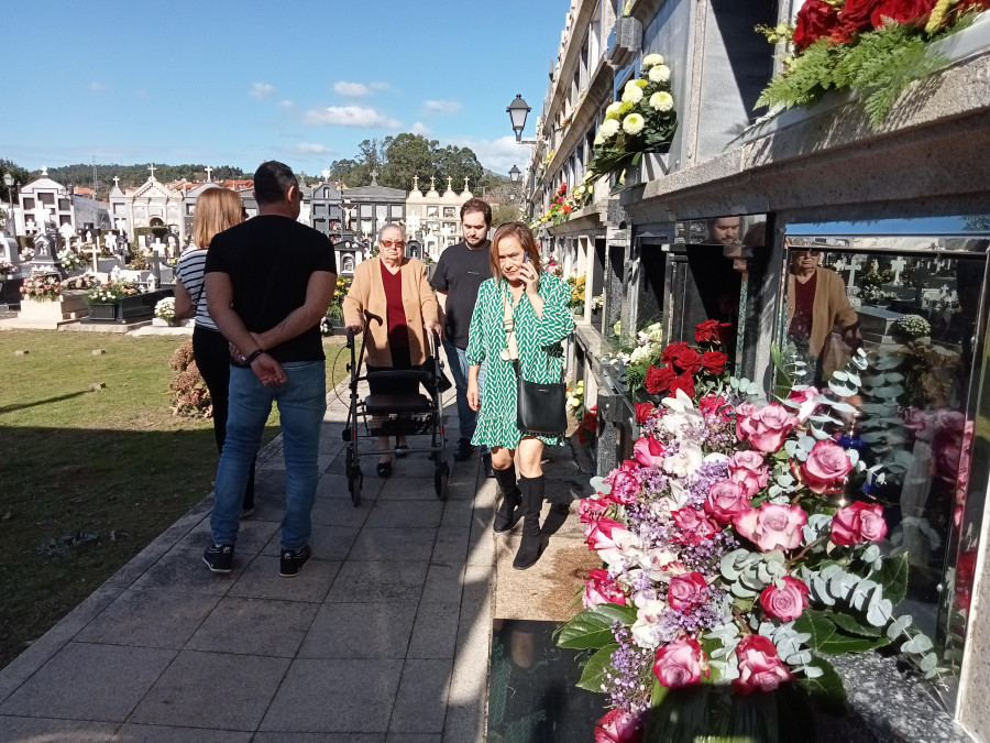 Recuerdos, visitas y flores en un soleado Día de Todos los Santos en los cementerios de O Barbanza