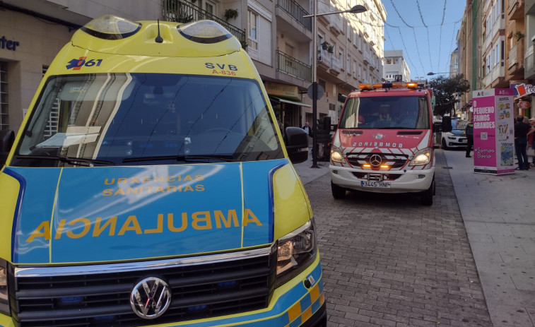 Los bomberos de Boiro se descuelgan por un balcón para rescatar a una mujer de 97 años que cayó en su domicilio