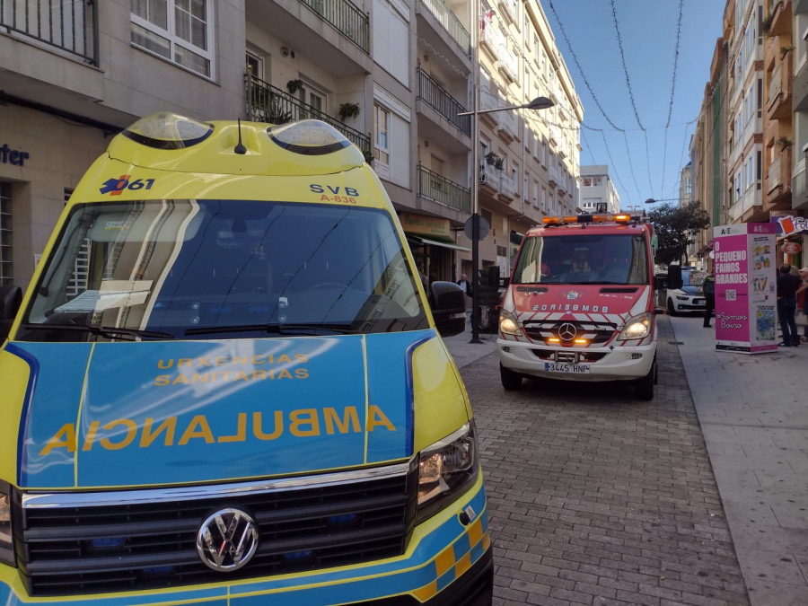 Los bomberos de Boiro se descuelgan por un balcón para rescatar a una mujer de 97 años que cayó en su domicilio