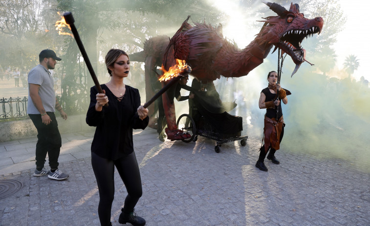 Cambados despide su Samaín con el desfile de un dragón gigante y un magosto popular