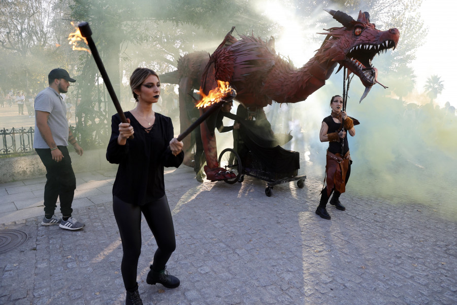 Cambados despide su Samaín con el desfile de un dragón gigante y un magosto popular