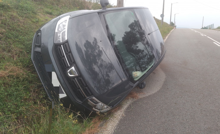 Una persona queda atrapada en un vehículo que semivolcó en un accidente de tráfico en Aguiño