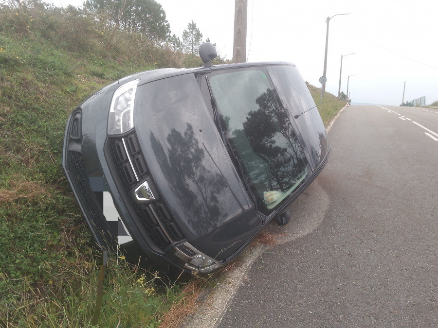 Una persona queda atrapada en un vehículo que semivolcó en un accidente de tráfico en Aguiño