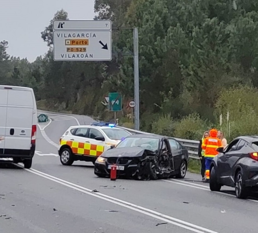 Una herida tras una colisión entre un coche y un camión en Renza