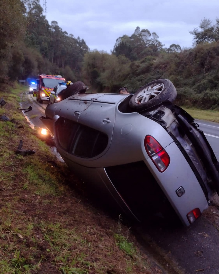 Un conductor herido tras salirse de la carretera en la Autovía do Salnés, a la altura de Sanxenxo