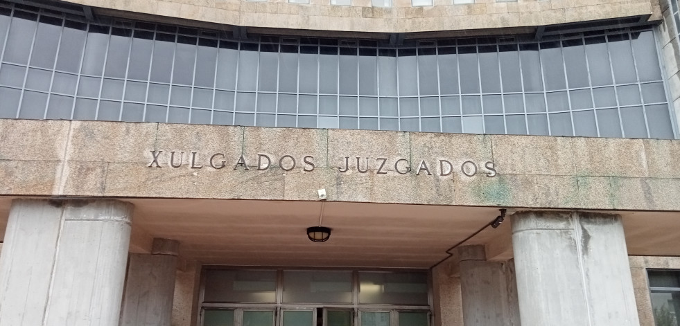 Solicitan un total de 14 años de cárcel para 4 acusados de estafar a un vecino de Ribeira ebrio para apropiarse de una finca en Boiro