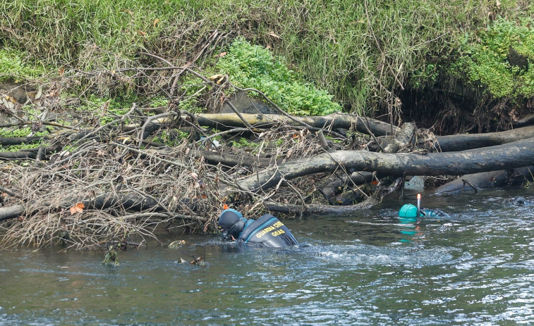 Los buzos de la Guardia Civil buscan en el río Umia al vecino de Meis desaparecido