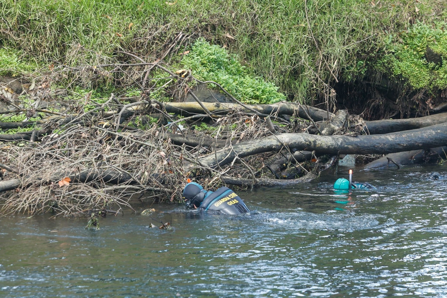 Los buzos de la Guardia Civil buscan en el río Umia al vecino de Meis desaparecido