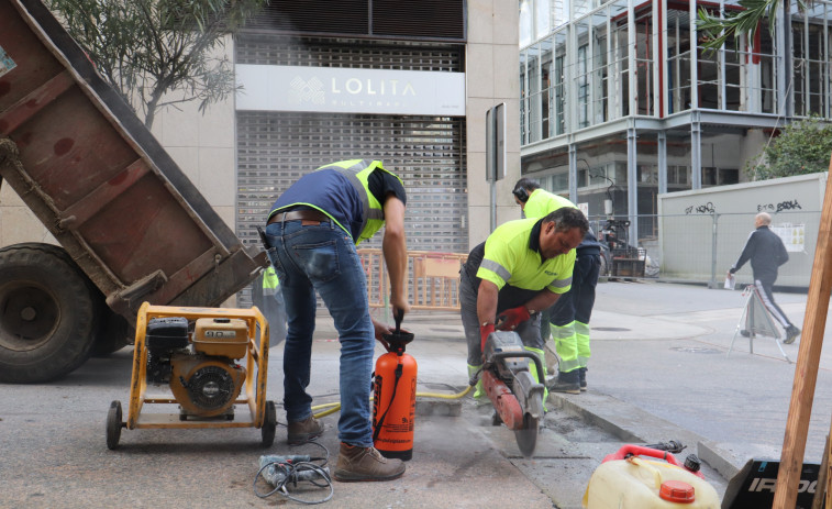 La Brigada de Obras del Ayuntamiento ribeirense realiza tareas de reparación y mantenimiento de las losas de vías peatonales