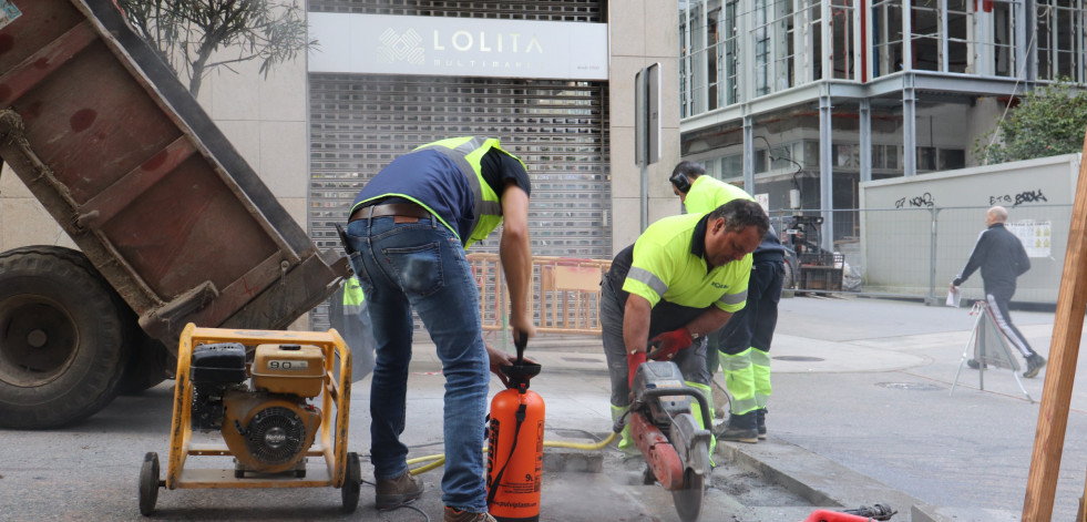 La Brigada de Obras del Ayuntamiento ribeirense realiza tareas de reparación y mantenimiento de las losas de vías peatonales