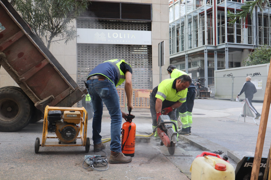 La Brigada de Obras del Ayuntamiento ribeirense realiza tareas de reparación y mantenimiento de las losas de vías peatonales