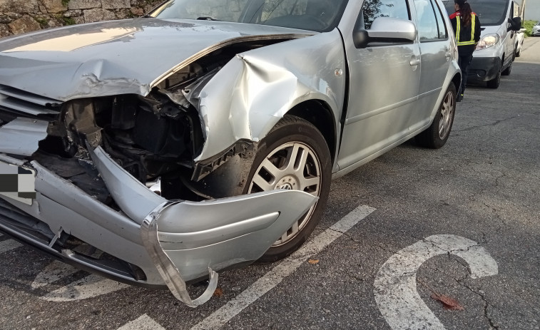 Herida una conductora en un accidente de tráfico entre su coche y un camión-grúa en Ribeira