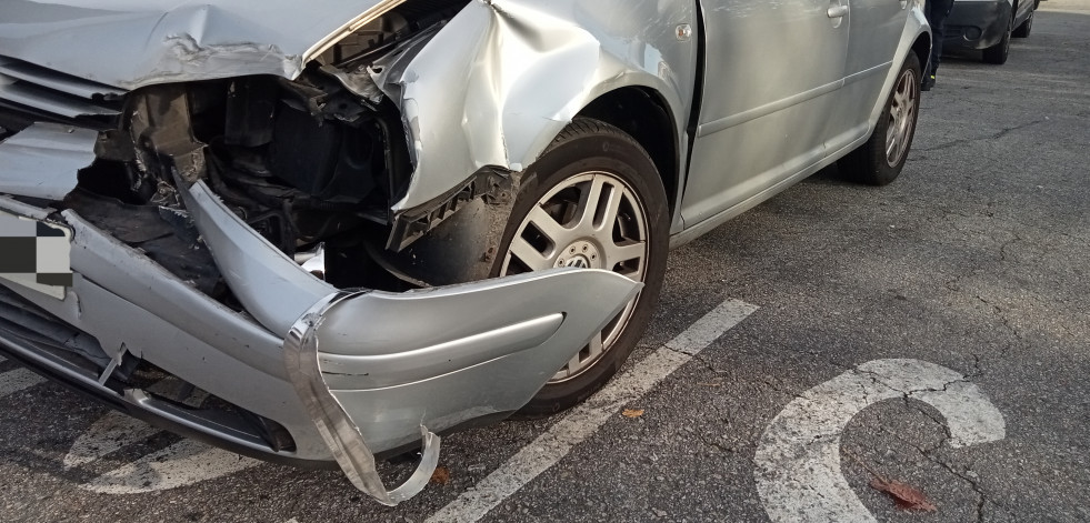 Herida una conductora en un accidente de tráfico entre su coche y un camión-grúa en Ribeira