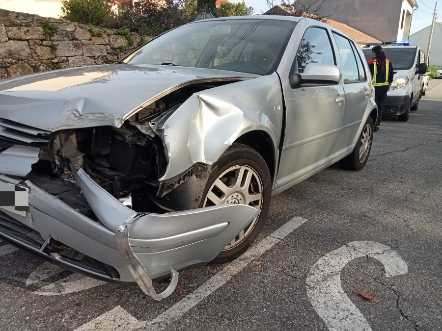 Herida una conductora en un accidente de tráfico entre su coche y un camión-grúa en Ribeira