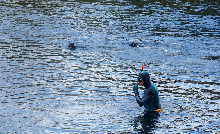 Los buzos de la Guardia Civil buscan al desaparecido de Meis río arriba