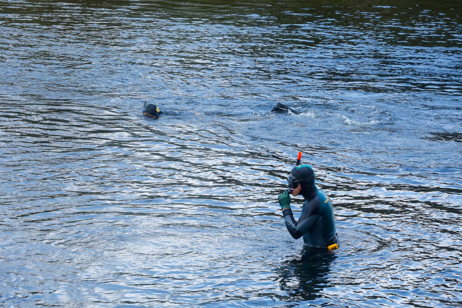 Los buzos de la Guardia Civil buscan al desaparecido de Meis río arriba