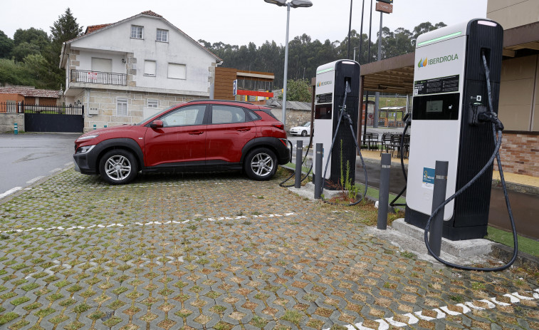 Dos multinacionales pujan por el contrato para montar la red de carga de coches eléctricos de O Salnés