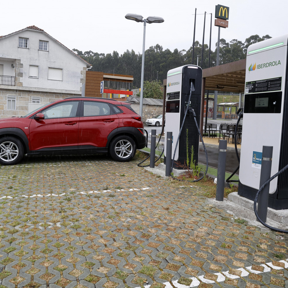 Dos multinacionales pujan por el contrato para montar la red de carga de coches eléctricos de O Salnés