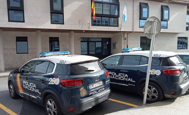 La Policía Nacional detiene a una pareja acusada de vender droga en el entorno del cementerio municipal de Ribeira