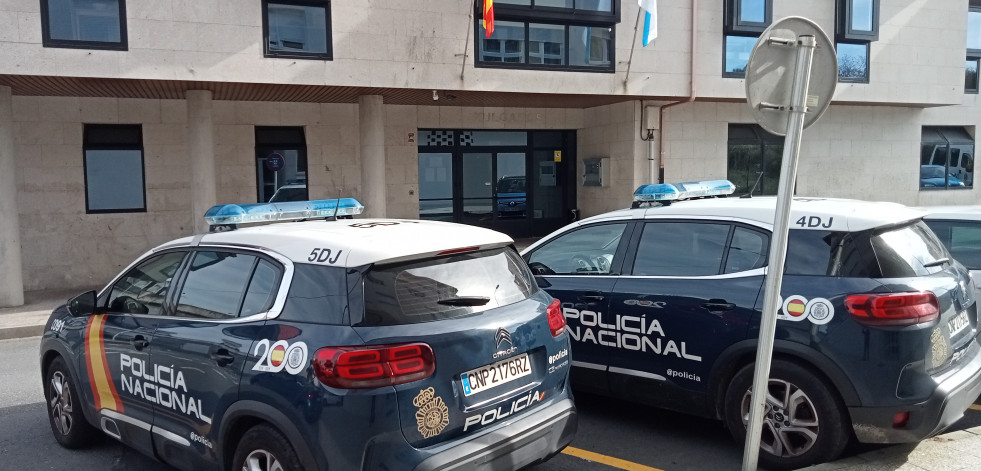 La Policía Nacional detiene a una pareja acusada de vender droga en el entorno del cementerio municipal de Ribeira