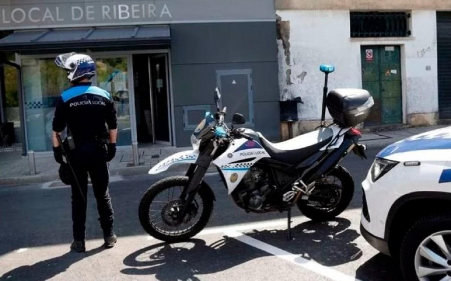 Detienen a un motorista que llevaba drogas, dio positivo en el test e iba sin carné en Ribeira