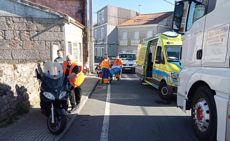 Herido un motorista al caer sobre la calzada tras encontrarse de frente un tráiler tras una curva en Ribeira