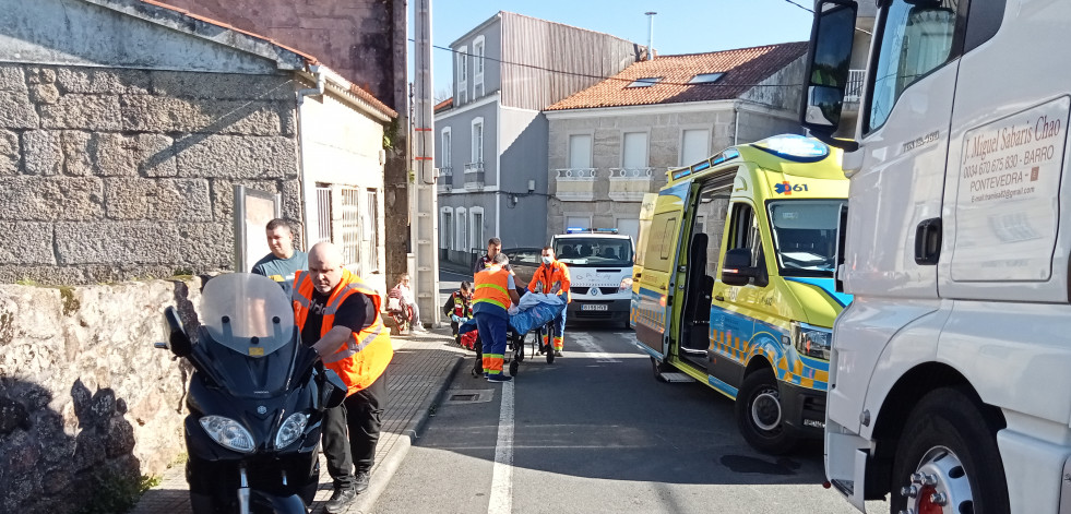 Herido un motorista al caer sobre la calzada tras encontrarse de frente un tráiler tras una curva en Ribeira