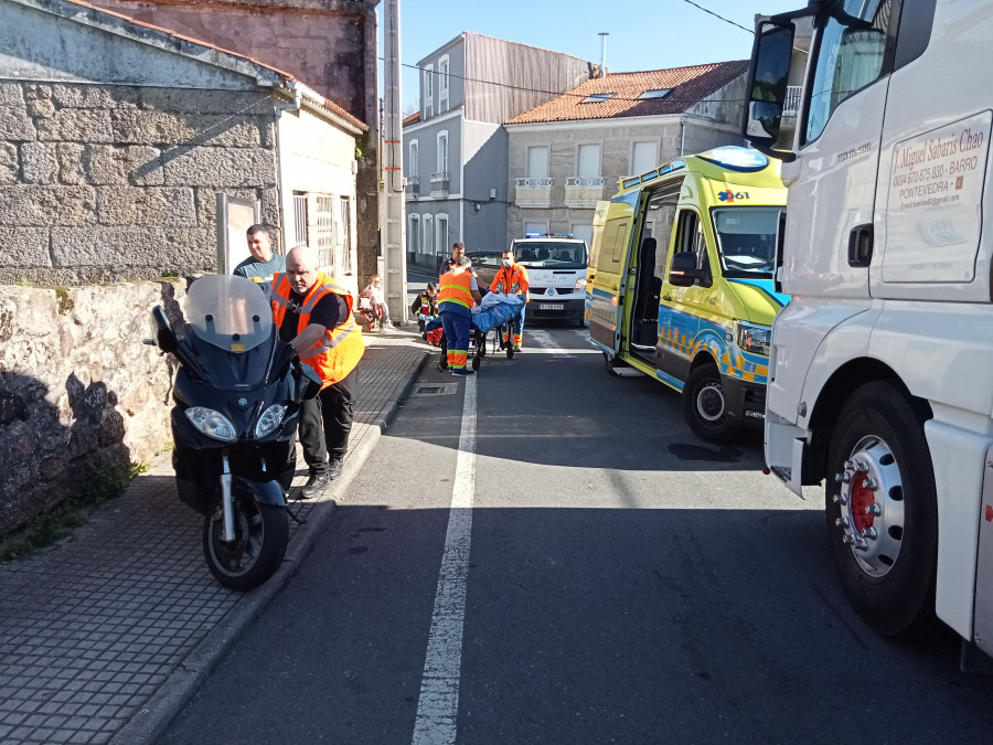 Herido un motorista al caer sobre la calzada tras encontrarse de frente un tráiler tras una curva en Ribeira