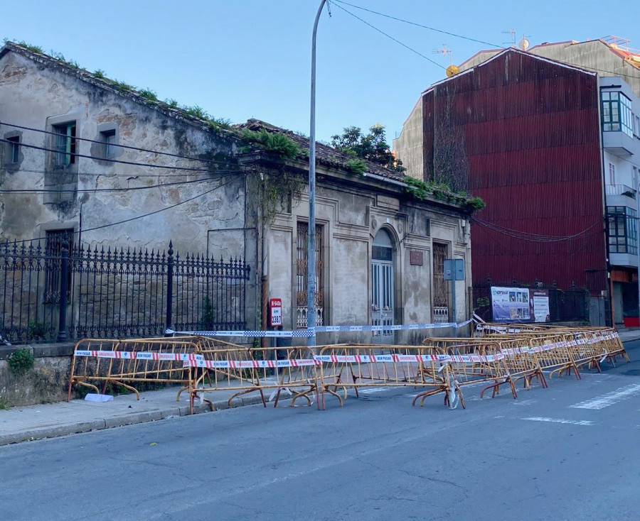 El riesgo de derrumbe del viejo asilo obliga a modificar el tráfico en la avenida Rosalía de Castro