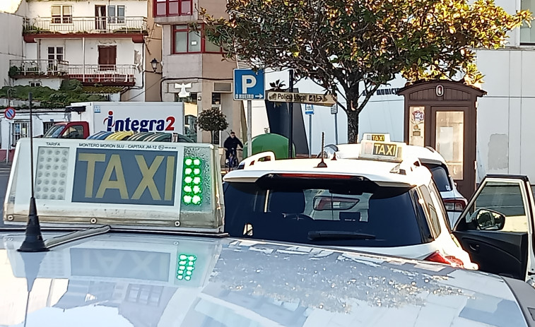 El Ayuntamiento de Ribeira traslada la parada de taxis de Rúa Otero Goyanes a enfrente del apeadero de autobuses en el Malecón