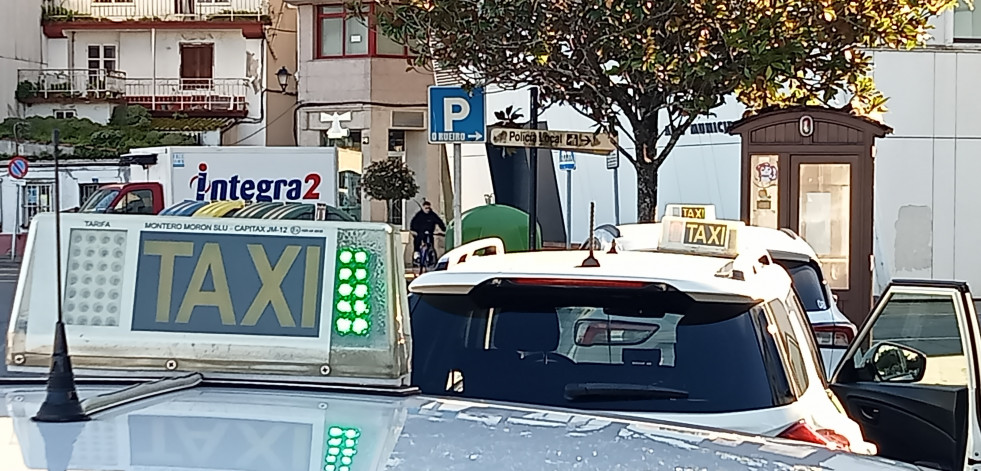 El Ayuntamiento de Ribeira traslada la parada de taxis de Rúa Otero Goyanes a enfrente del apeadero de autobuses en el Malecón