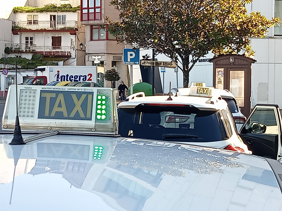 El Ayuntamiento de Ribeira traslada la parada de taxis de Rúa Otero Goyanes a enfrente del apeadero de autobuses en el Malecón