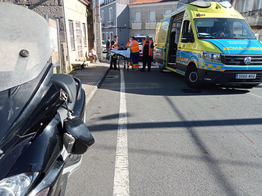 Heridos un piloto en una caída de moto en Carreira y un anciano atropellado en Palmeira, en Ribeira