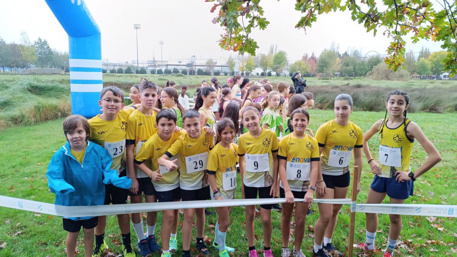 La escuela del Club Cambados destaca en el embarrado Xogade de campo a través