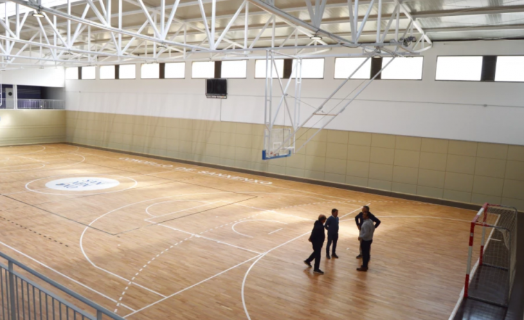 La obra del pabellón de Vilalonga centra sus últimos días en el laminado de la cubierta