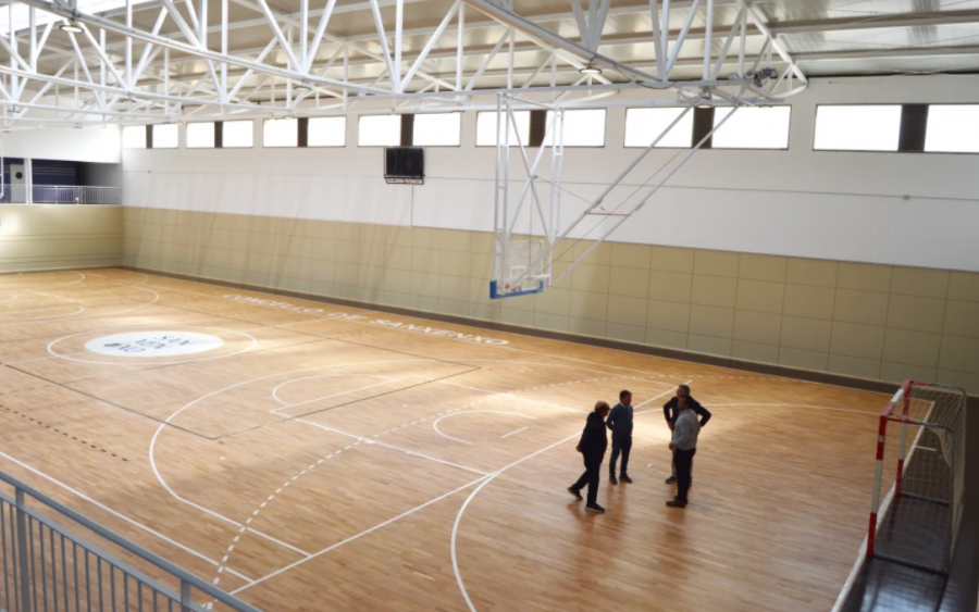 La obra del pabellón de Vilalonga centra sus últimos días en el laminado de la cubierta