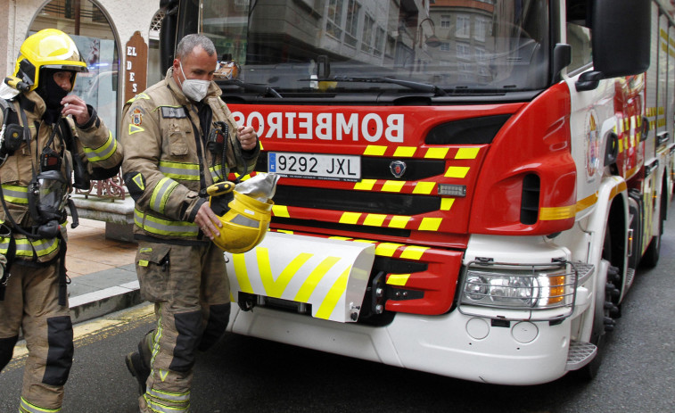 Un incendio quema maquinaria, madera y enseres almacenados en un antiguo taller de Cambados